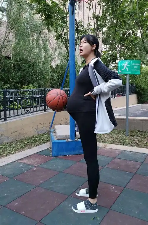 四位孕妈分享穿搭麦迪娜卫衣阳光陈燃露肩性感孕期也要美美哒