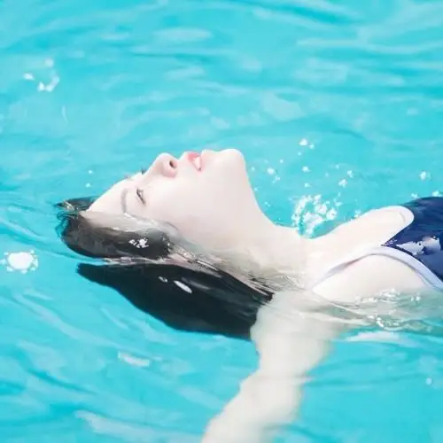 仰泳白嫩美人头像