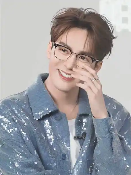 曾舜晞joseph的笑,是眼睛里闪着光,是宇宙中泛起的一丝涟漪,点击视频