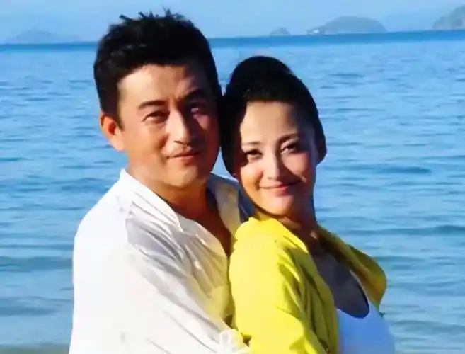 2004年,张歆艺和王志飞在一起七年,王志飞转身娶了小15岁的张定涵