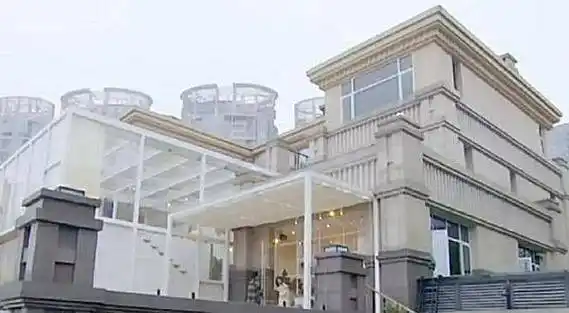 搭配连帽衫超级有型!"脏脏牛仔衣"易烊千玺新综艺开播