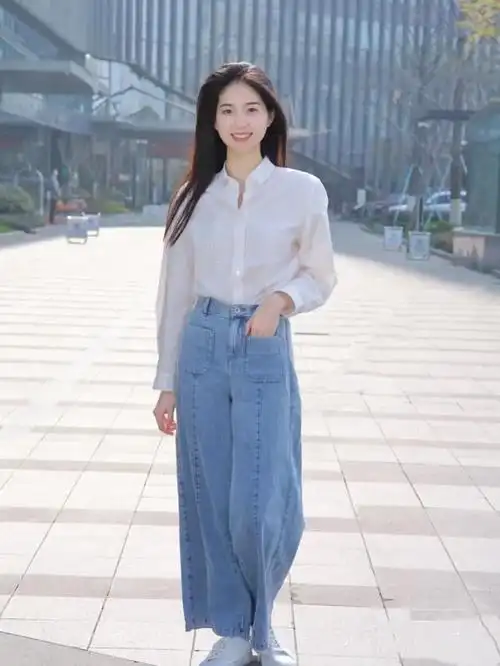 "白衬衫 牛仔裤",让人一眼就"心动"的经典穿搭,谁穿谁好看