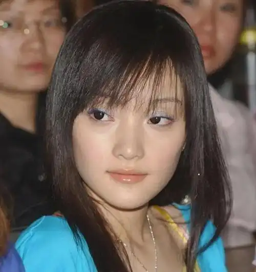 多年前出席活动的李小璐那时候皮肤黝黑眼睛看上去有点吊梢眼