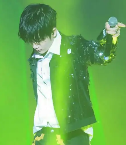 都说周震南"锅盖头"很丑,当他换上"渣男锡纸烫"后,全场焦点