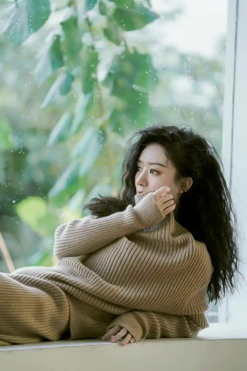 明星写真:赵丽颖针织衫深v吊带裙秋日美拍,气质优雅笑容甜美