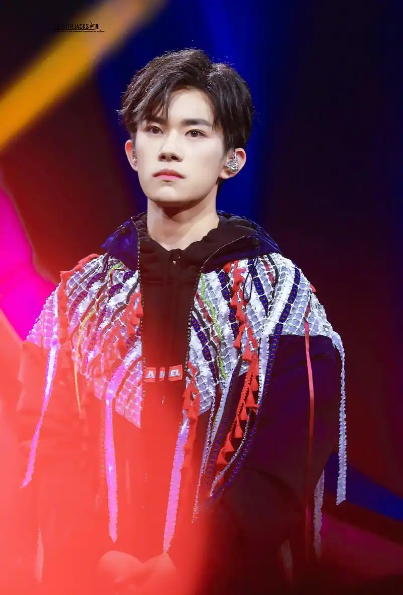 tfboys易烊千玺十八岁成年亦乘风 苏音浅唱,锦缎飞扬,以歌诉心声,以舞