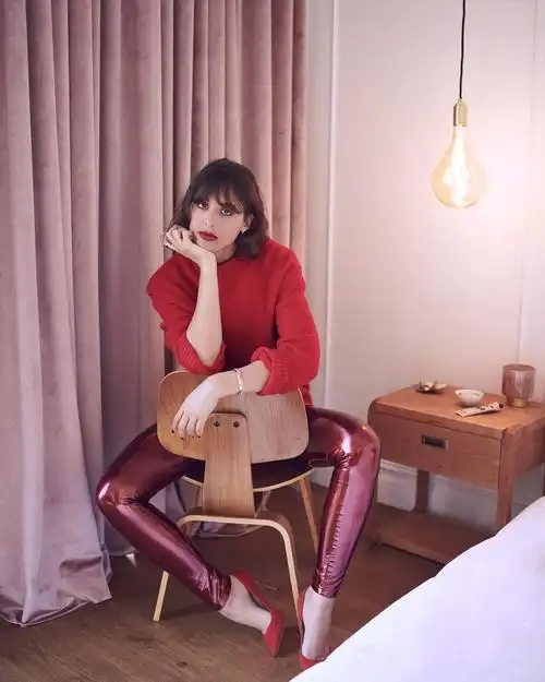 法国it-girl violette靠唇色翻玩造型,全球粉丝飙涨中