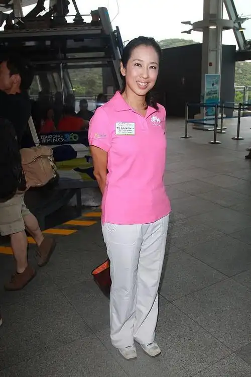 朱玲玲的身材真好和郭晶晶霍启刚一起拍合照穿搭简约还时尚