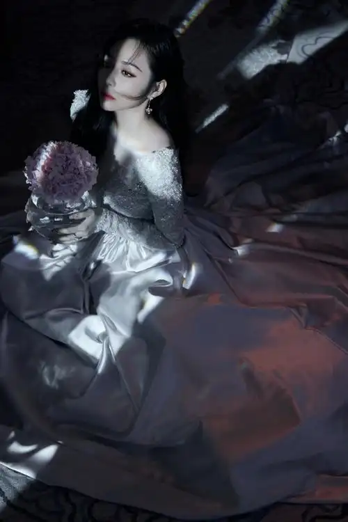 张靓颖礼服裙纵享丝滑##腾讯音乐娱乐盛典