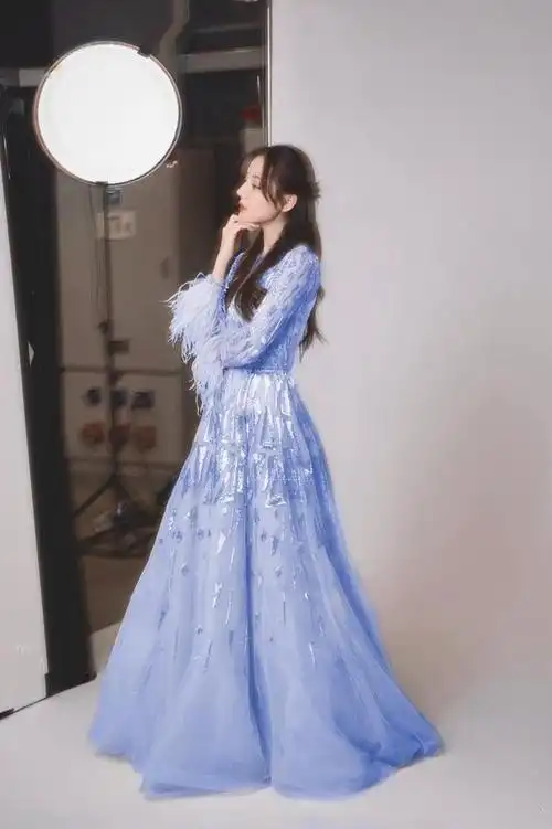 迪丽热巴婚纱照曝光,穿公主裙如小仙女,霸气坐姿a爆了!