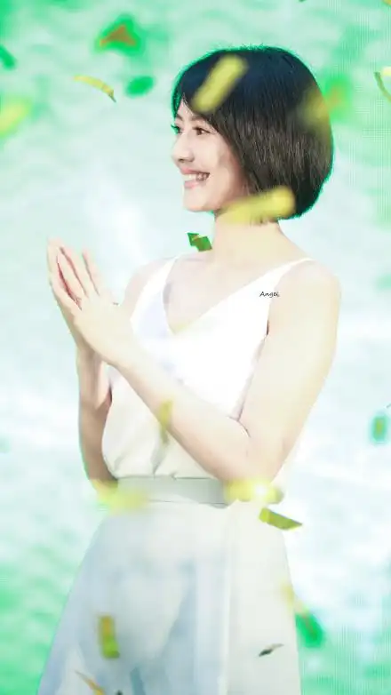 高圆圆 短发配短裙 显得淑女又大方 微笑甜美 清纯可人