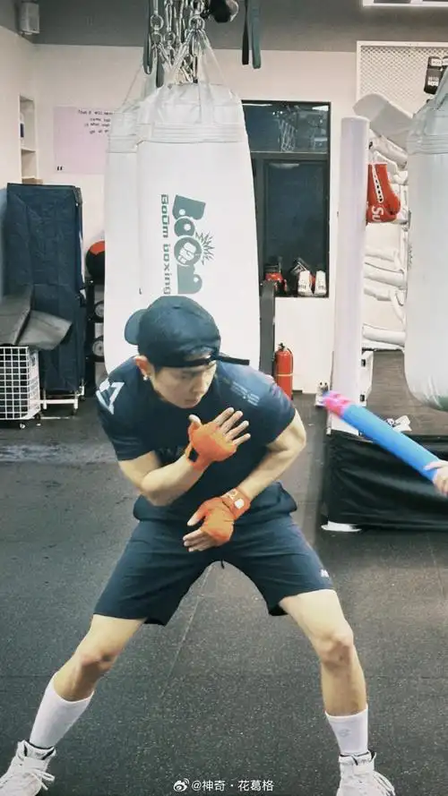 "认真工作90认真打拳08认真看月亮99 "图片中马伯骞的手臂肌肉