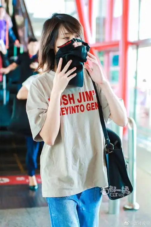 郑爽现身机场,长t 牛仔长裤,帽子挡脸,非常低调_新浪看点
