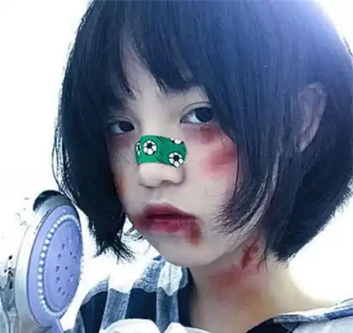 创可贴的位置和样式,可是她的妆容和眼睛真的是在像我透露伤心和恐惧