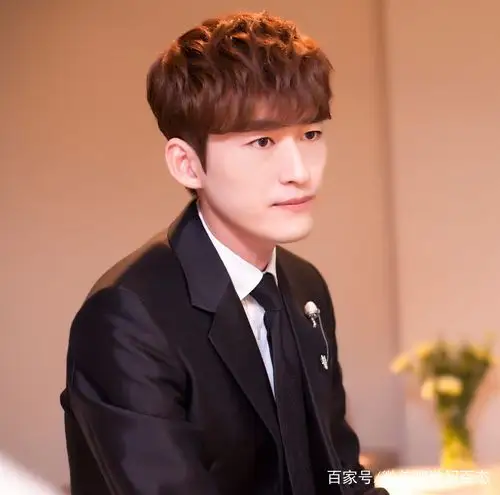 张翰白色条纹居家服,慵懒帅气,大秀身材撩人心弦!