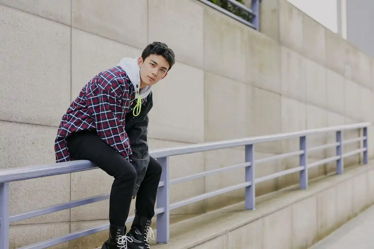 吴磊将天真稚气与年少梦想都打包进行囊,行路已远,真我锋芒愈显.