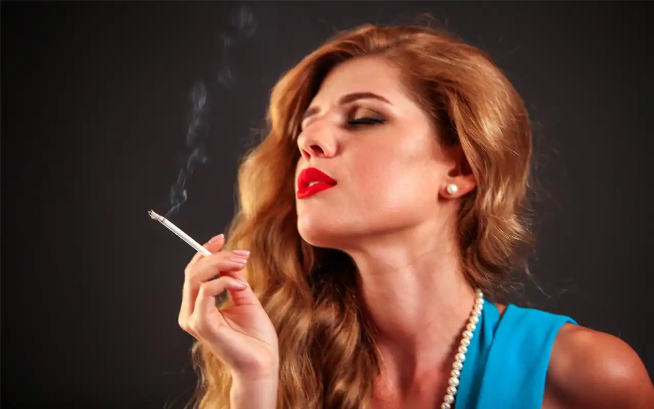 抽烟的欧美性感美女桌面壁纸下载