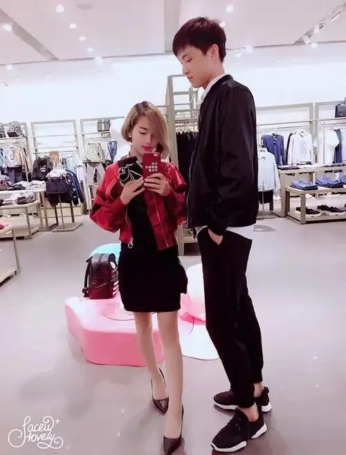 by|卢.晓敏11和小狼狗的最萌身高差,表示他180多,我150多.