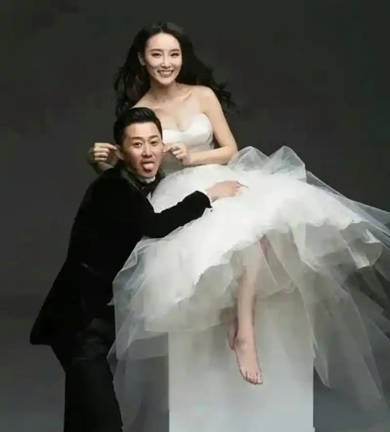 考古谢楠和吴京的婚纱照,原来谢楠长发长这样,怪不得吴京说想要再追