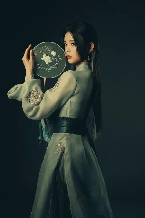 杨超越汉服造型未免也太美了吧,古香古色,意境感十足