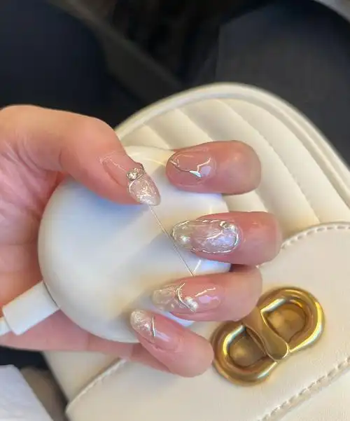 通勤适用浅色系美甲