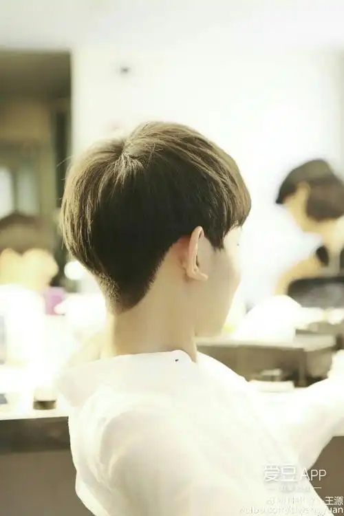 《快本》后台粉丝读信环节,粉丝成wuli源哥有一个可爱冒泡的后脑勺