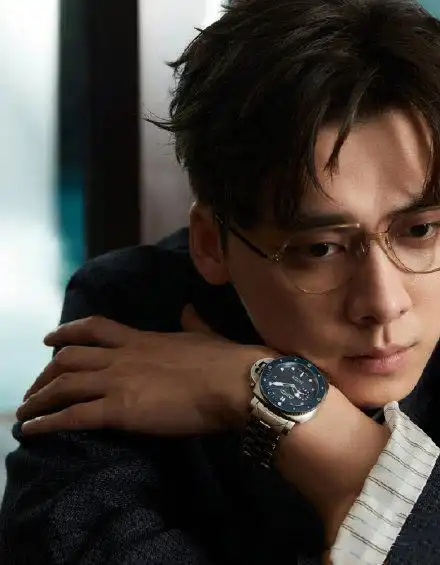 李易峰登八月刊封面,黑色西装演绎绅士格调,深情眼镜杀令人心动