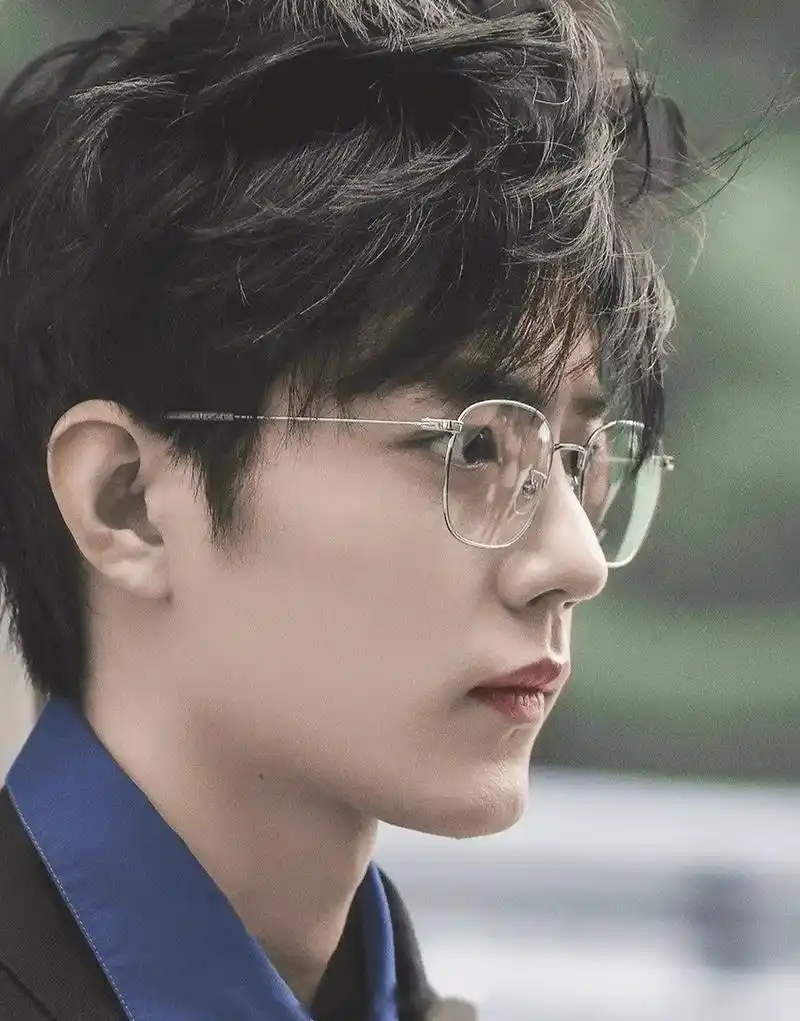 明星时尚# 肖战戴眼镜就是在疯狂狙击我的心,不同的look配不同种类的