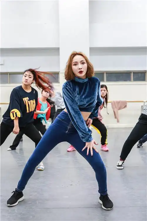 爵士舞领域的老师,叶子子以其独特的风格特征和个人魅力征服了很多