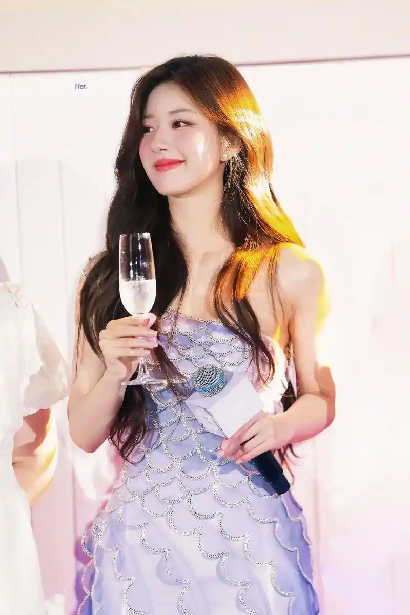 90.美死我了#赵露思 #高定礼服 #赵露思欧舒丹 - 抖音