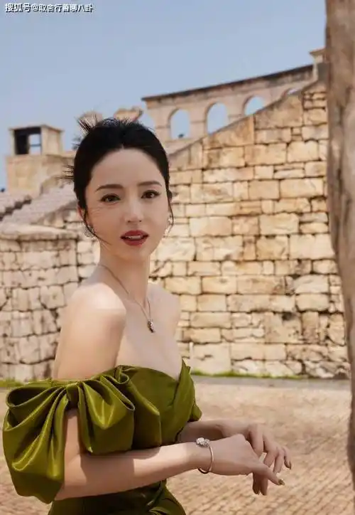 43岁董璇身穿抹胸绿裙出席活动,出道20年依旧风姿绰约,貌美撩人_绿色