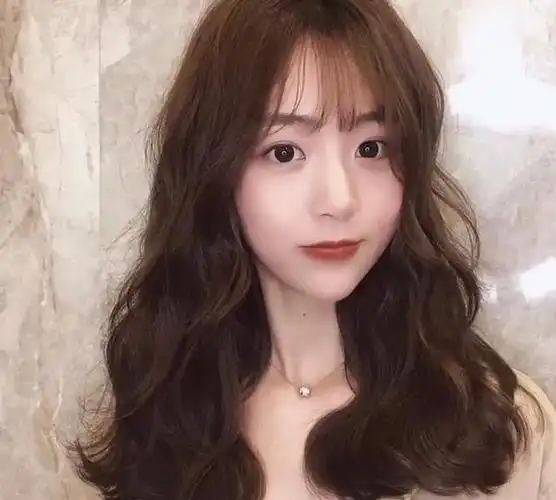 头发一直是黑色长发,想尝试染一次颜色,麻烦大家帮我推荐一下比较自然