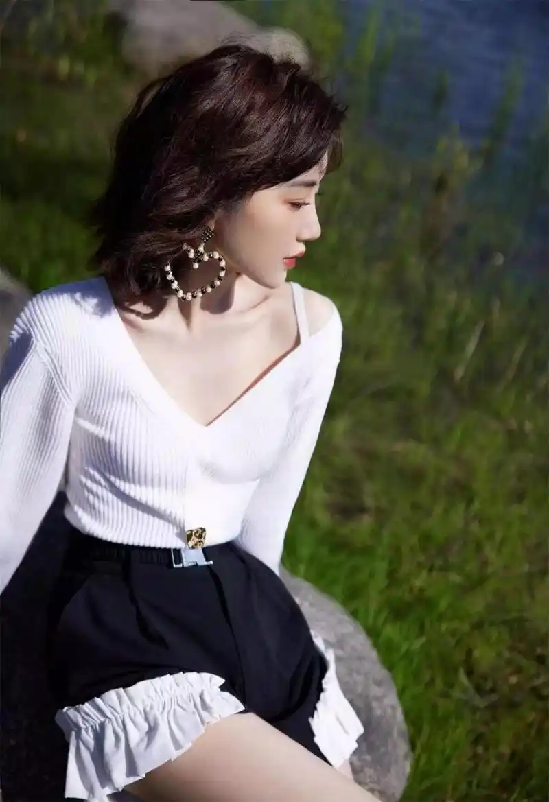 毛晓彤的"漫画腿"真是绝了!穿针织衫配短裙亮相,靠气质就赢了