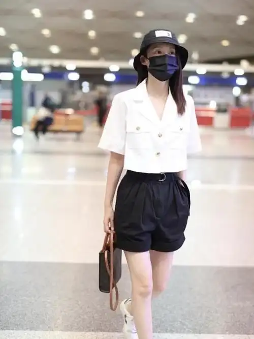 李沁不愧是公认的清爽女神穿短袖衬衫搭配高腰短裤简约又时髦