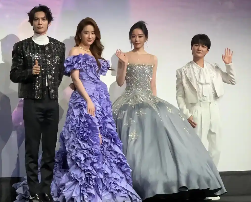 张靓颖与刘亦菲同框,不输仪态,才知骨相和顶级骨相的区别