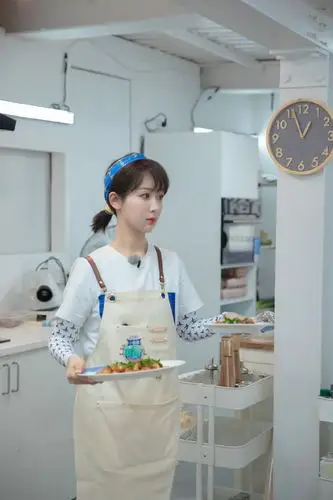 杨紫中餐厅3第二期造型590t恤配少女发带美成团队颜值担当