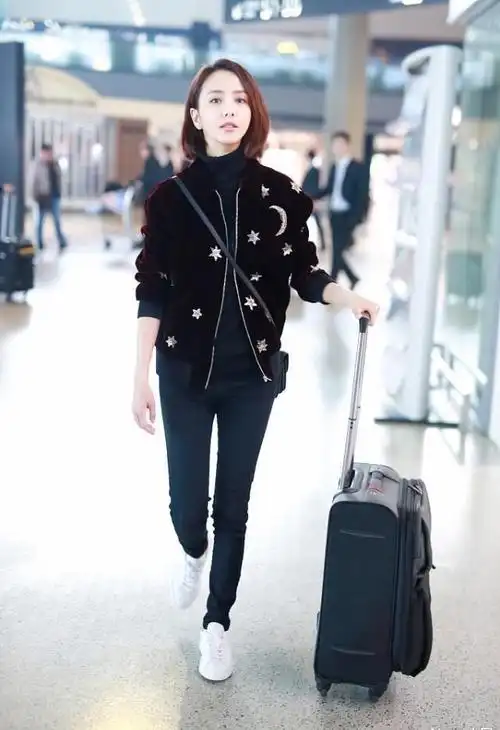 佟丽娅:独自现身机场,一身皮夹克配阔腿裤,黑白搭配潇洒有气质_款式