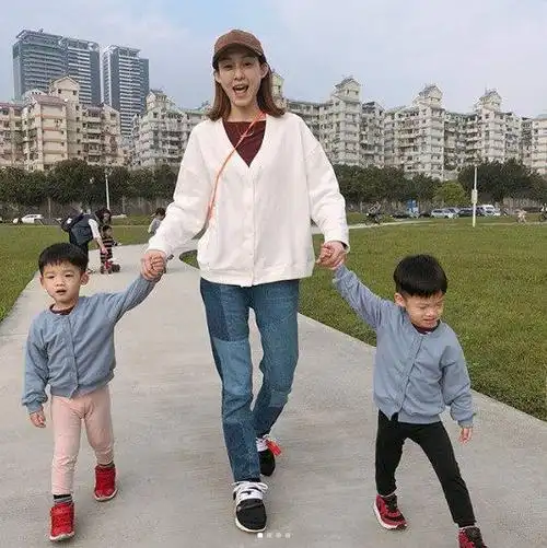 不受风波影响,范玮琪一家四口开心出游,两个儿子越长越帅气