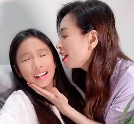 67张庭的一儿一女,为何网友比较她的小儿子,女大也会十八变啊_女儿