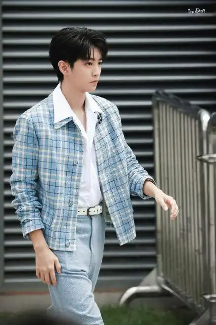 王俊凯你好星期六上班饭拍 蓝色格子外套白衬衫 牛仔裤