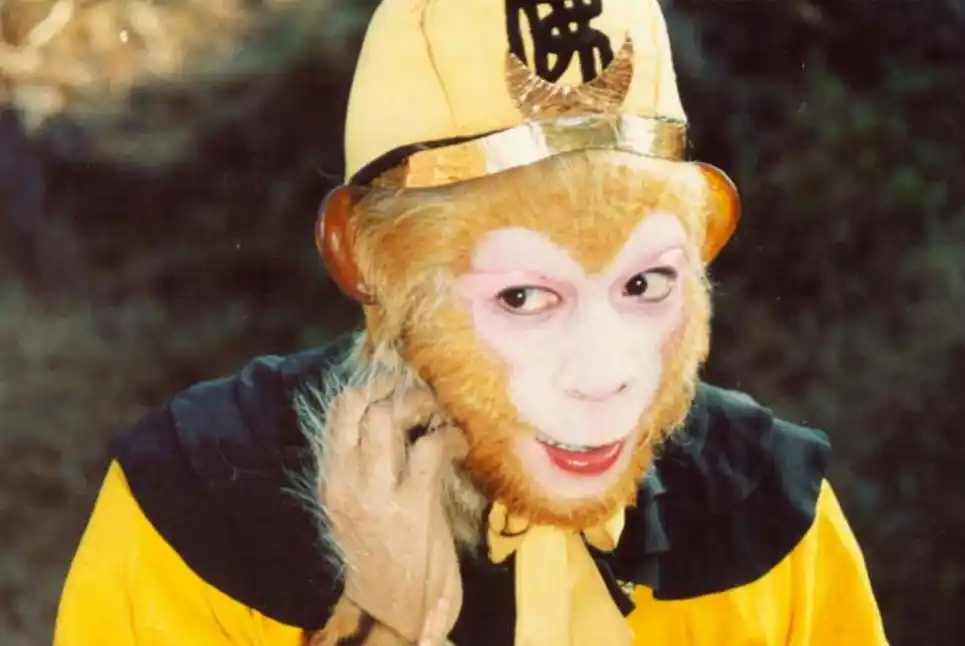 86版西游记老照片图1是孙悟空剧照图3为师徒四人过火焰山