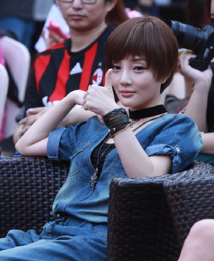 李小璐短发出镜,网友:这脸看上去好僵硬