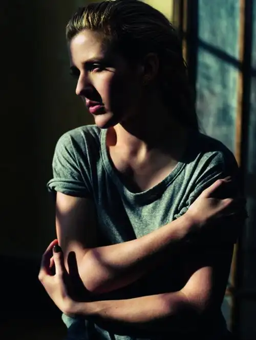 p>此是英国女歌手ellie goulding << delirium&gt