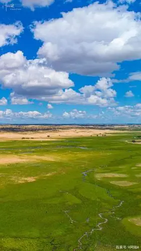 内蒙古不仅有无垠的大草原,也有荒凉的沙地,风景别致