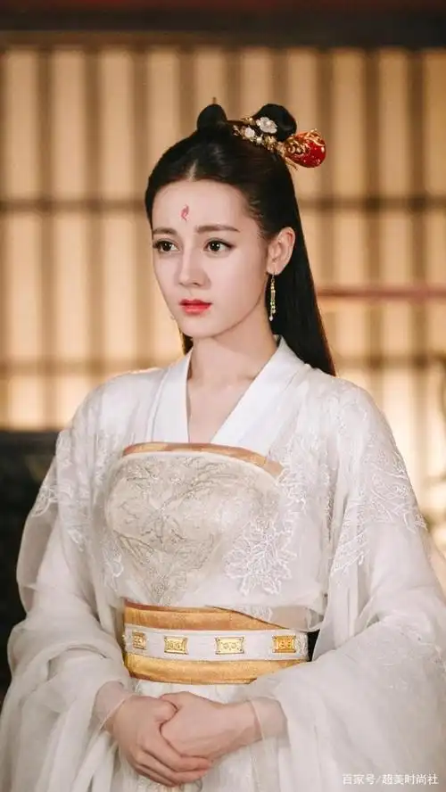 迪丽热巴新剧发型被嘲,古装美人为何滑铁卢,浓颜美人如何穿搭