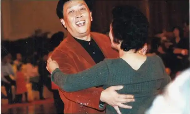 唐国强凭诸葛亮爆红前妻去世后二婚娶壮丽后如今幸福美满