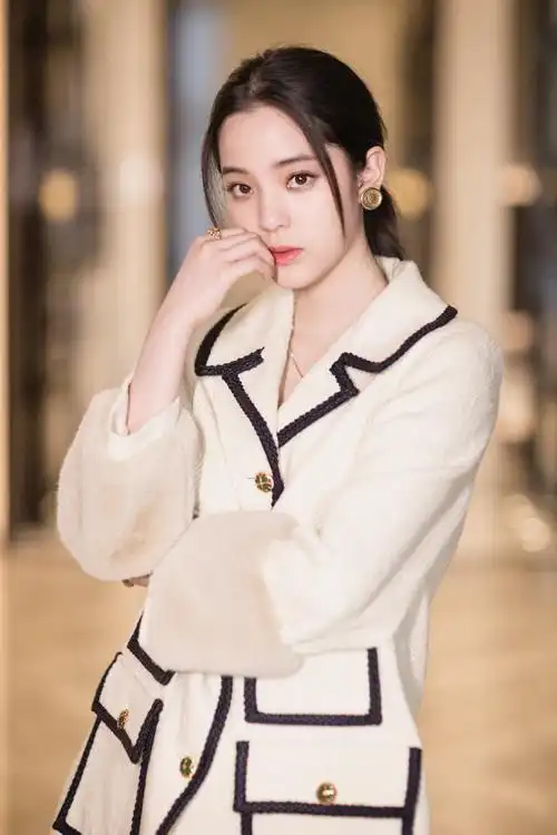 欧阳娜娜中文名:欧阳娜娜/英文名:nanaou-yang/国籍:中国/星座:双子座