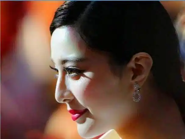 我们从侧面看上去可以明显的看到,范冰冰的眼角上布满了细纹,这豁许