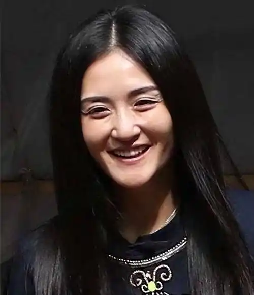 在节目上,谢娜大多数都是以素颜照出镜,让不少人觉得谢娜台前台后没啥