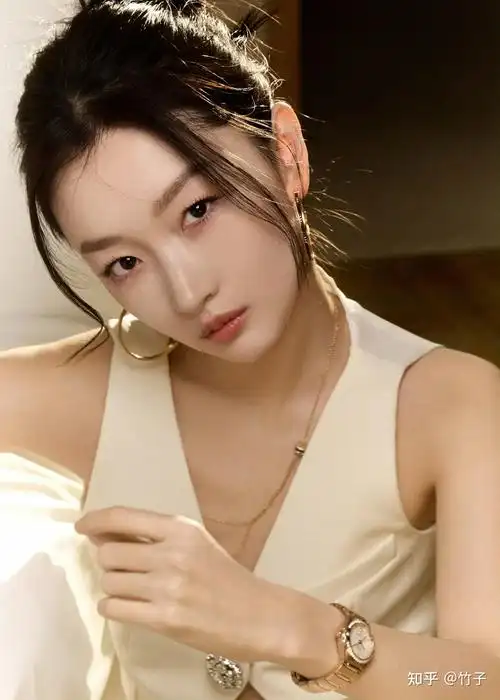 周冬雨最新美照出炉,米白套装温柔知性优雅又恰到好处小性感! - 知乎